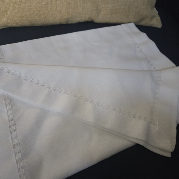 💚 2/$12 or 3/$17 NEW Elegant White Table Runner - Picture 3 of 4